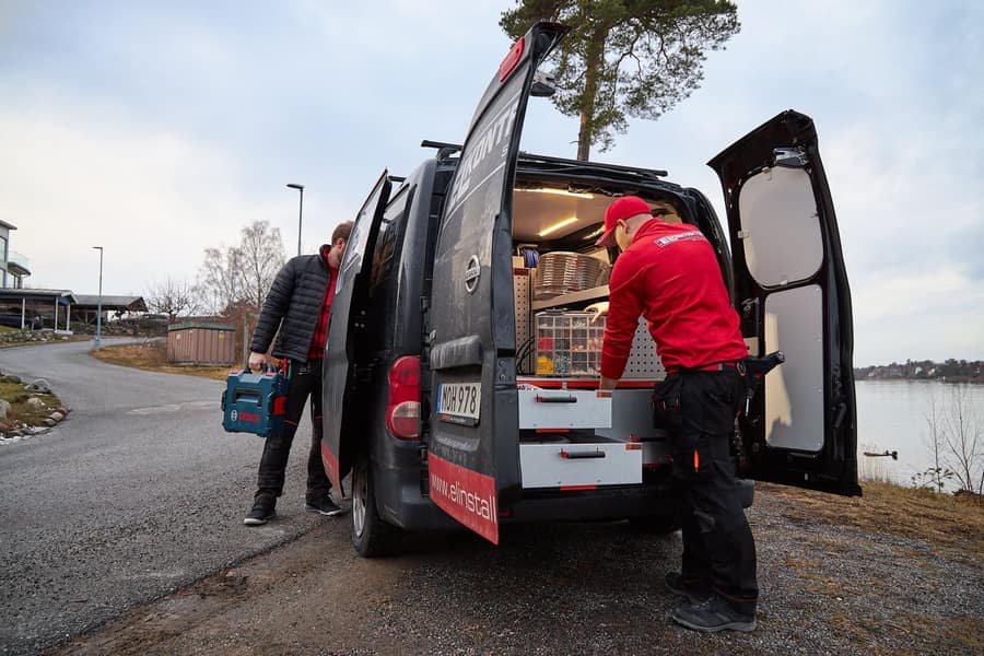 Elektriker från Elkontakten på plats hos en kund i Stockholm